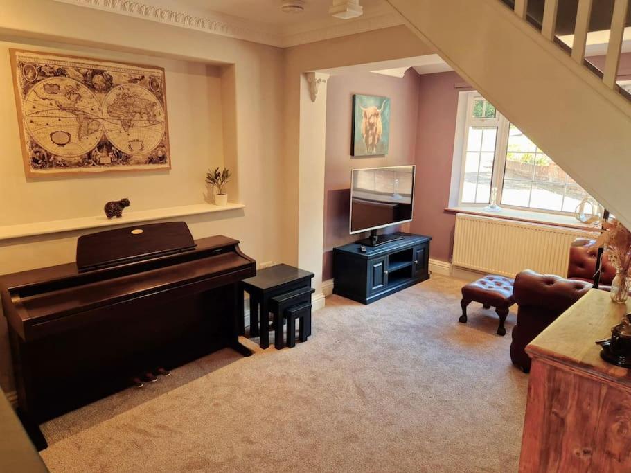 Large 4 Bedroom House On The River Wensum Sleeps 13 노리치 외부 사진