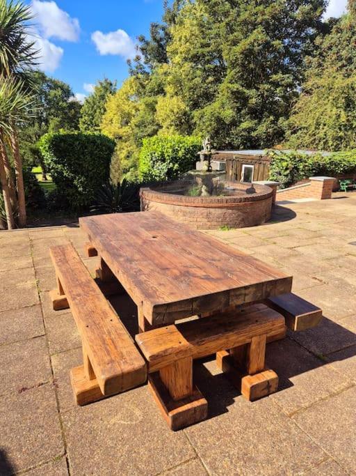 Large 4 Bedroom House On The River Wensum Sleeps 13 노리치 외부 사진