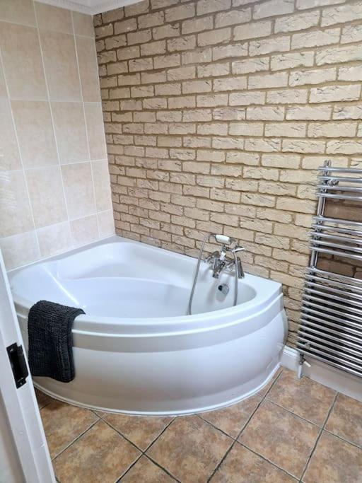 Large 4 Bedroom House On The River Wensum Sleeps 13 노리치 외부 사진