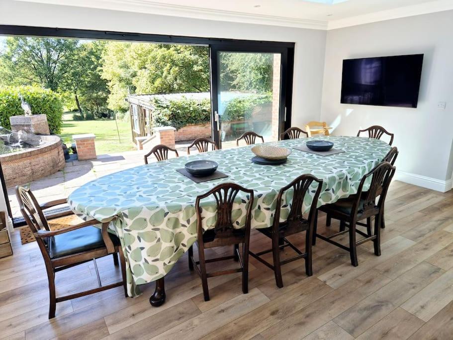 Large 4 Bedroom House On The River Wensum Sleeps 13 노리치 외부 사진