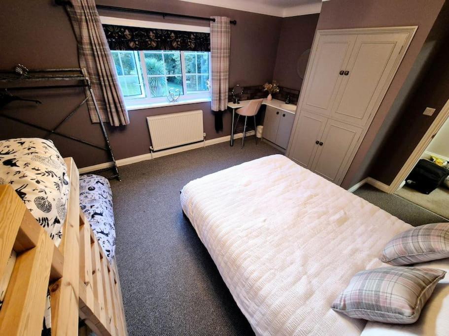 Large 4 Bedroom House On The River Wensum Sleeps 13 노리치 외부 사진