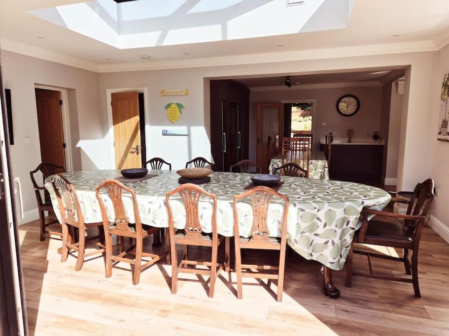 Large 4 Bedroom House On The River Wensum Sleeps 13 노리치 외부 사진