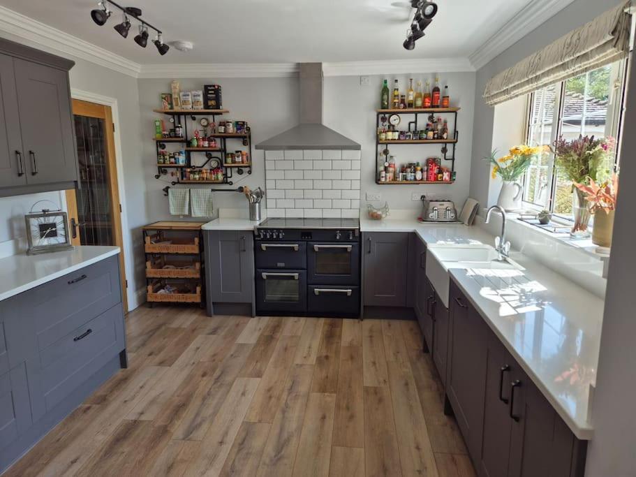Large 4 Bedroom House On The River Wensum Sleeps 13 노리치 외부 사진