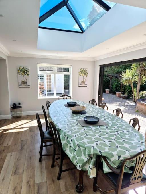 Large 4 Bedroom House On The River Wensum Sleeps 13 노리치 외부 사진