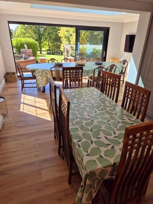 Large 4 Bedroom House On The River Wensum Sleeps 13 노리치 외부 사진
