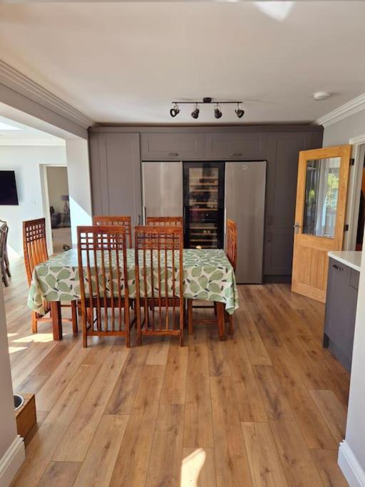 Large 4 Bedroom House On The River Wensum Sleeps 13 노리치 외부 사진
