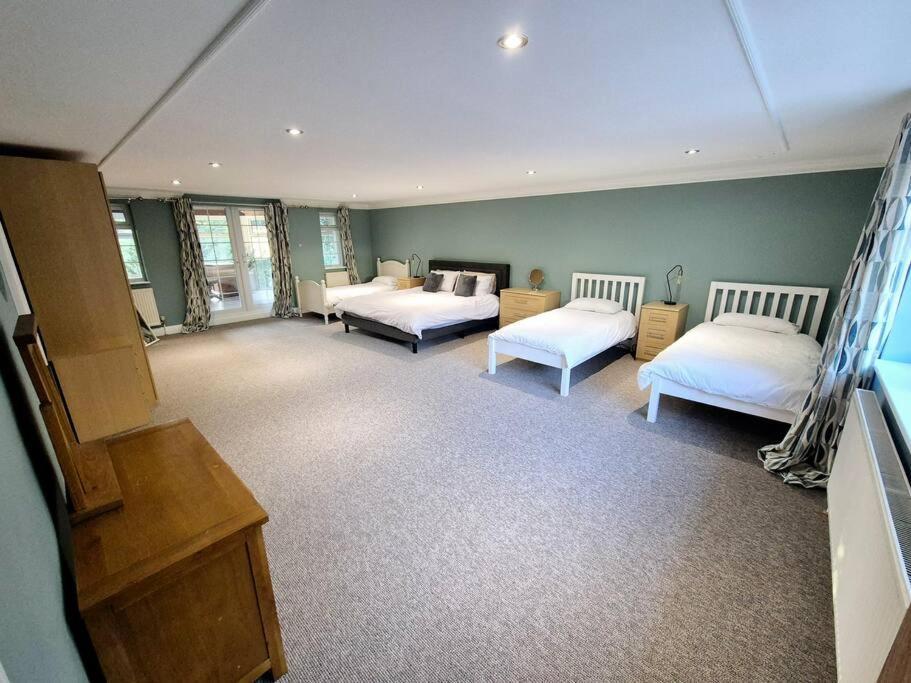 Large 4 Bedroom House On The River Wensum Sleeps 13 노리치 외부 사진