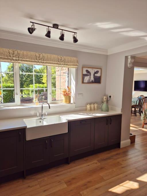 Large 4 Bedroom House On The River Wensum Sleeps 13 노리치 외부 사진