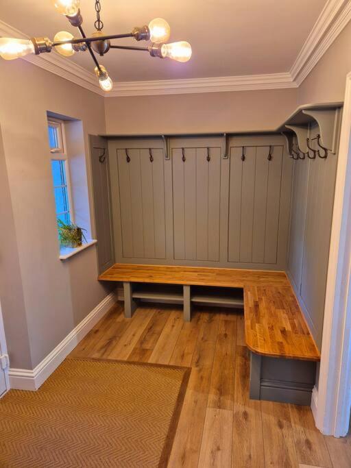 Large 4 Bedroom House On The River Wensum Sleeps 13 노리치 외부 사진