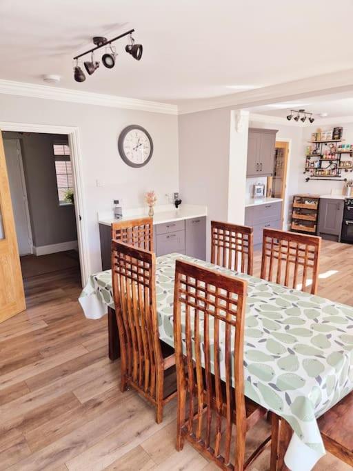 Large 4 Bedroom House On The River Wensum Sleeps 13 노리치 외부 사진