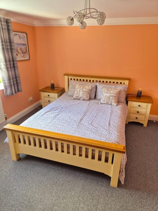 Large 4 Bedroom House On The River Wensum Sleeps 13 노리치 외부 사진