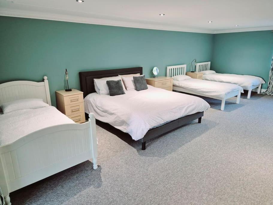 Large 4 Bedroom House On The River Wensum Sleeps 13 노리치 외부 사진