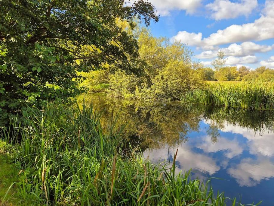 Large 4 Bedroom House On The River Wensum Sleeps 13 노리치 외부 사진